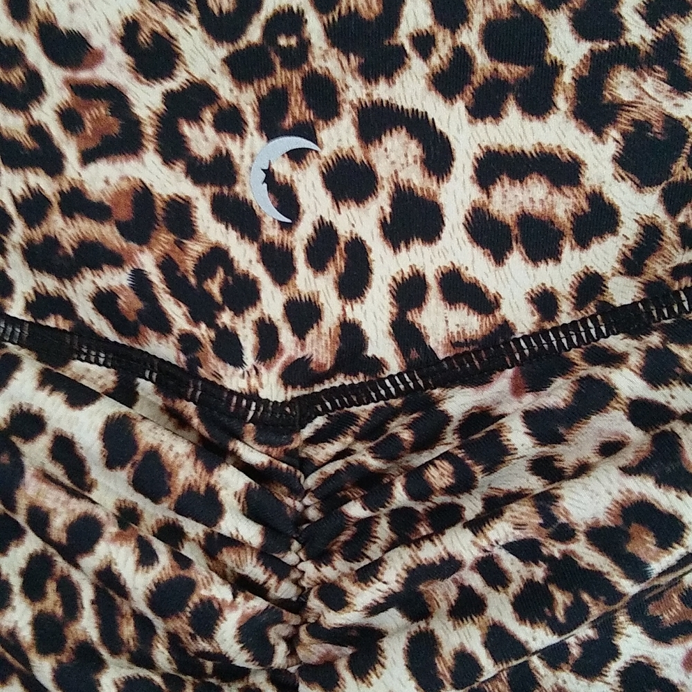 Zyia leapard print Scrunchy Hi rise 7/8 light and lux 24" 14 / 16 leggings - Picture 11 of 11